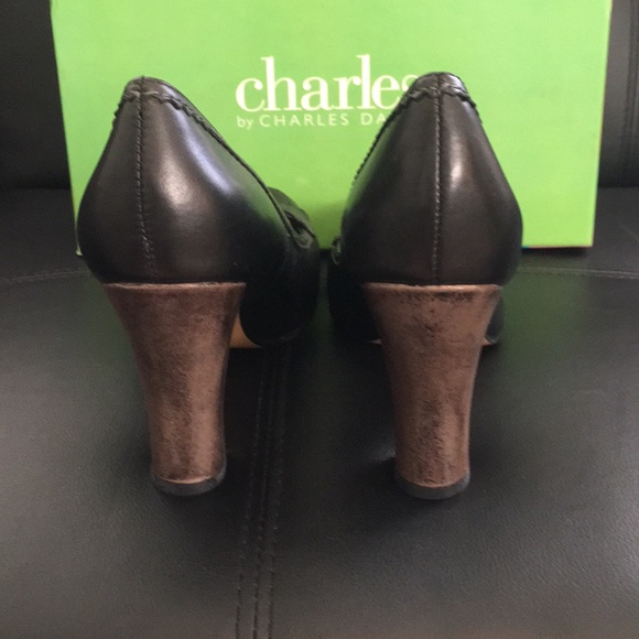 NIB SZ 8 Charles David button pumps - Picture 3 of 6